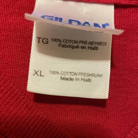 VACATION T Shirt Adults X Large XL Gildan Maroon London, England Crown Graphic - Picture 6 of 7